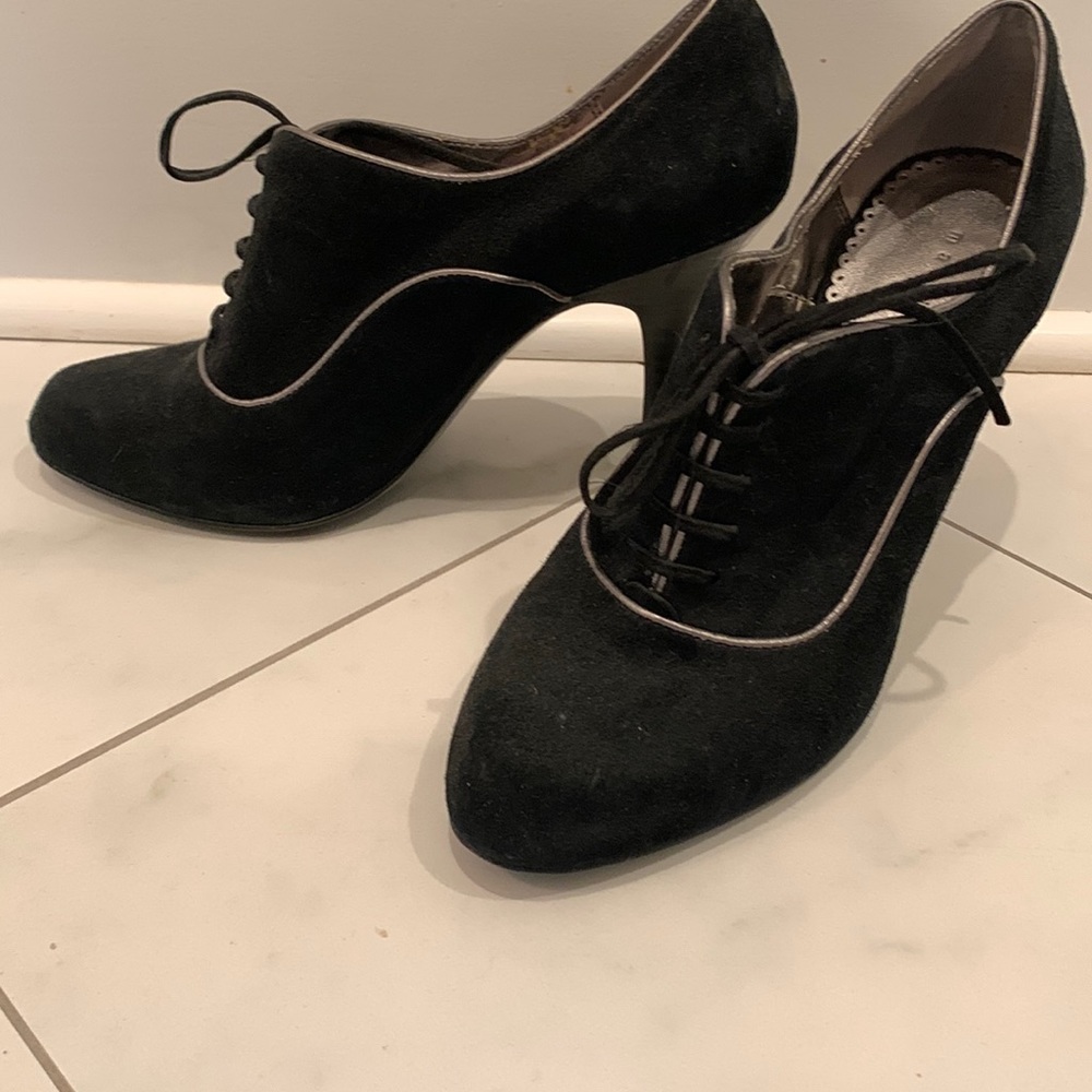 Martinez Valero SZ 9 black suede lace up pumps/booties